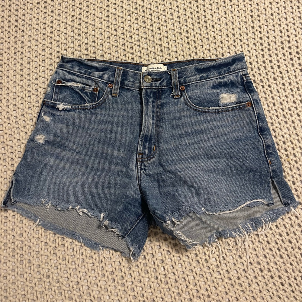 Abercrombie mid rise boyfriend short